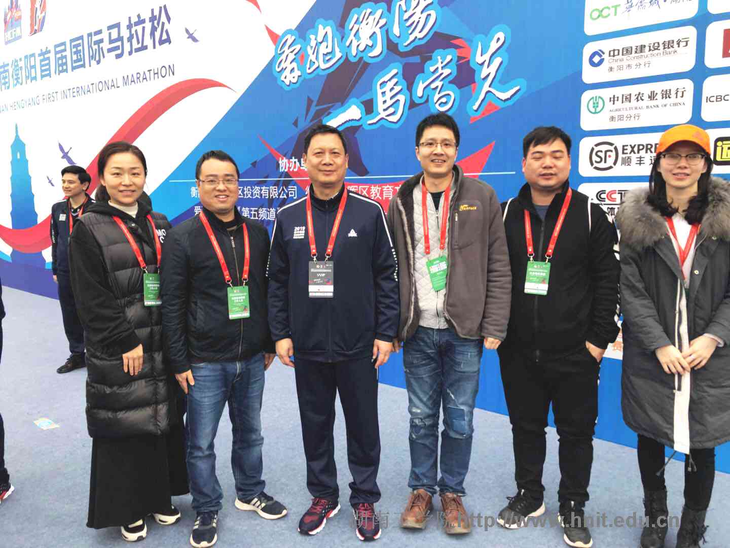 青春助“衡马” 永利2000名志愿者服务衡阳首届国际马拉松赛