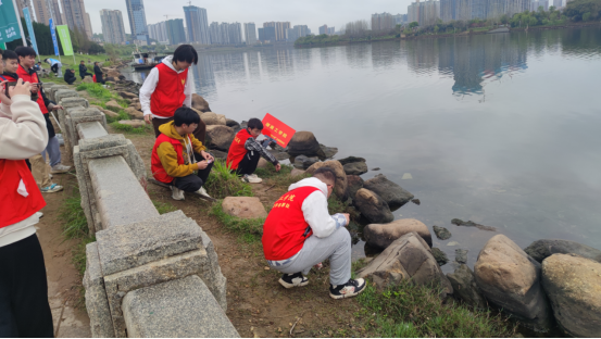 化学与环境工程学院“湖小青”参加衡阳市“河小青”在行动活动启动仪式