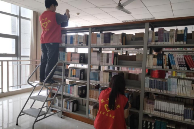 掸一抹浮尘，留万卷书香——电信学院开展图书馆整理书库志愿服务活动